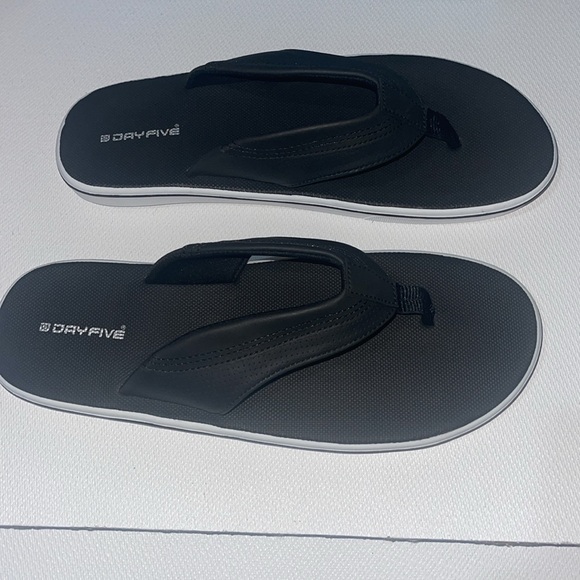 Day Five Men's Classic Black Flip-Flops 12 NWT - Picture 3 of 6